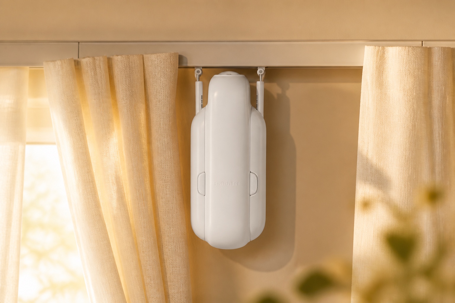 Ambientazione editoriale calda di SwitchBot Curtain 3 per binario a U. Il prodotto mantiene forma, colore e dettagli riconoscibili dell’originale.